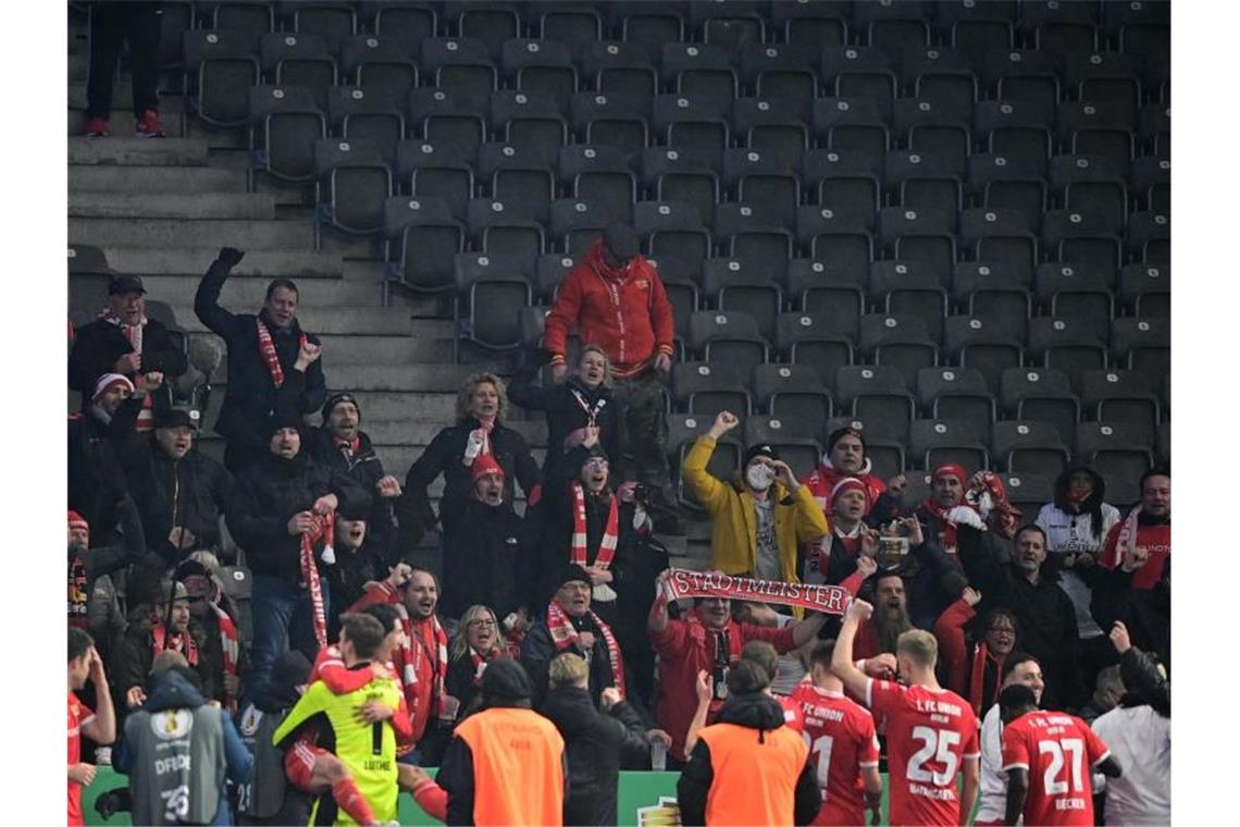 Die Unioner feiern nach dem Spiel mit ihren Fans. Foto: Sören Stache/dpa