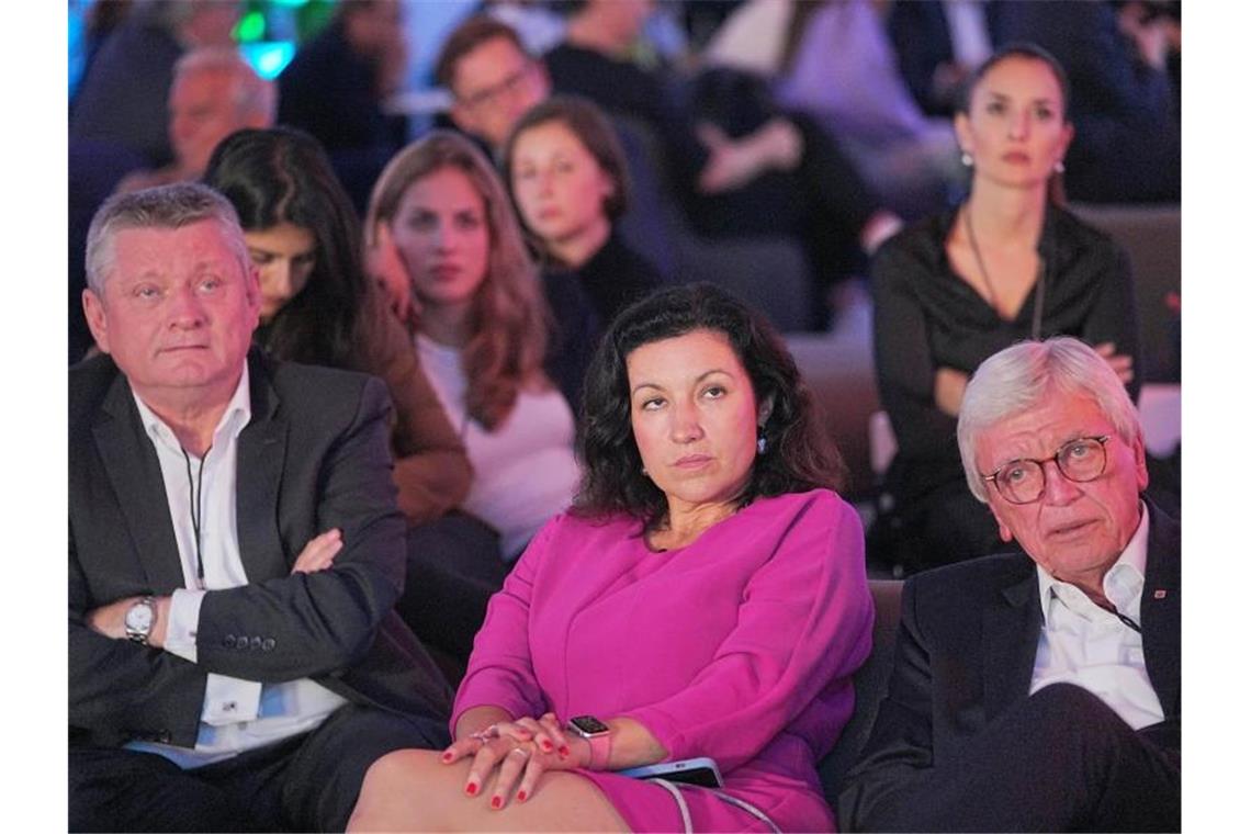 Die Unions-Politiker Volker Bouffier (v.r.), Dorothee Bär und Hermann Gröhe verfolgen das Triell. Foto: Michael Kappeler/dpa Pool/dpa