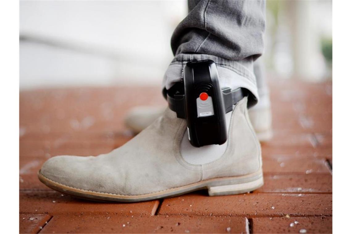 Die Unionsfraktion fordert elektronische Fußfesseln im Kampf gegen Kindesmissbrauch. Foto: Susann Prautsch/dpa