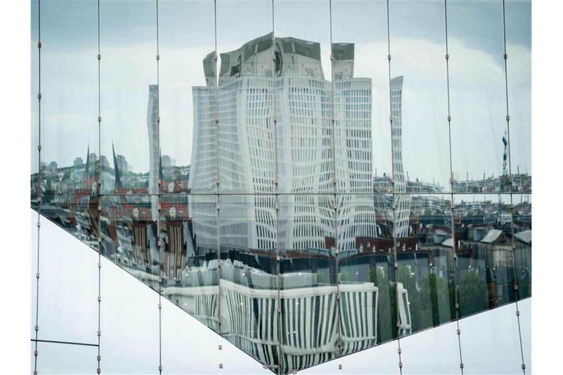 Die Universitätsklinik Charite spiegelt sich in einer Bürohausfassade in Berlin-Mitte. In der Klinik wird der der russische Regierungskritiker Nawalny nach einer Vergiftung behandelt. Foto: Kay Nietfeld/dpa