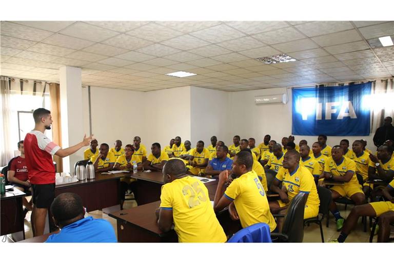 Die unkritische Seite der Zusammenarbeit: ein Fußball-Coach des FC Arsenal erklärt  Trainern in Ruanda, worauf es in ihrem Job ankommt.