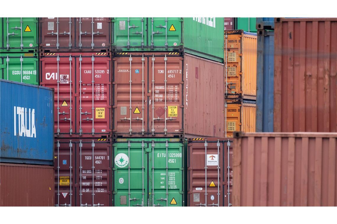 Bundesregierung will Konjunkturprognose erneut senken Die Unsicherheit aufgrund von US-Importzöllen wirkt sich auch auf die deutsche Wirtschaft aus. (Archivbild)