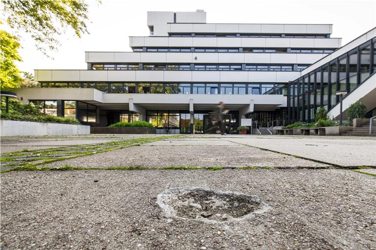 Die Unterhaltung der kreiseigenen Gebäude – wie hier das Landratsamt in Backnang – sehen mehrere Kreistagsfraktionen als Unterfangen an, welches man verschieben und somit Geld einsparen kann. Archivfoto: Alexander Becher