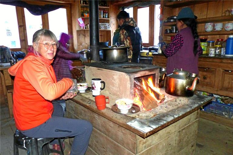 Die Unterkünfte im Gebirge sind eher spartanisch eingerichtet. Die Backnangerin saß dort abends gerne mit anderen Wanderern am Feuer.Fotos: privat