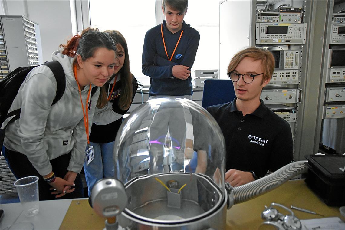 Backnang lädt zur Ausbildungstour ein Die Unternehmen präsentieren den Besuchern viele Attraktionen, wie hier bei der Firma Tesat im vergangenen Jahr. Archivfoto: Tobias Sellmaier