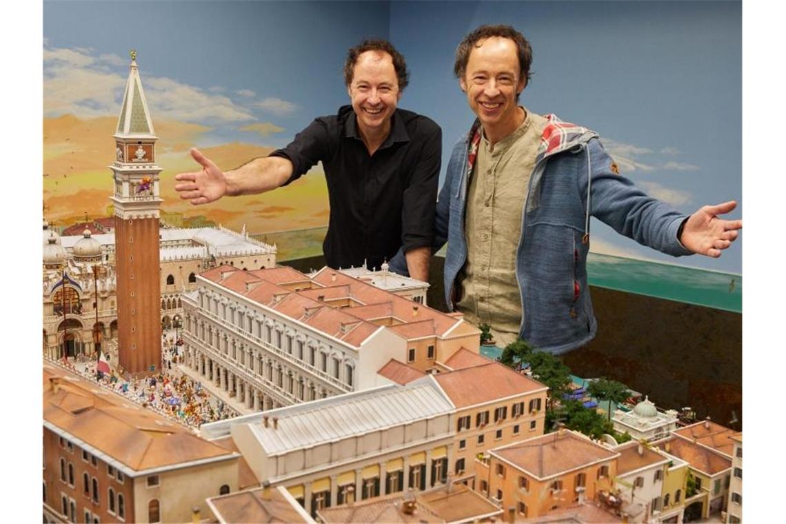 Die Unternehmer Frederik (l) und Gerrit Braun stehen während einer Pressekonferenz im Hamburger Miniatur Wunderland neben dem neuen Venedig-Abschnitt. Foto: Georg Wendt/dpa