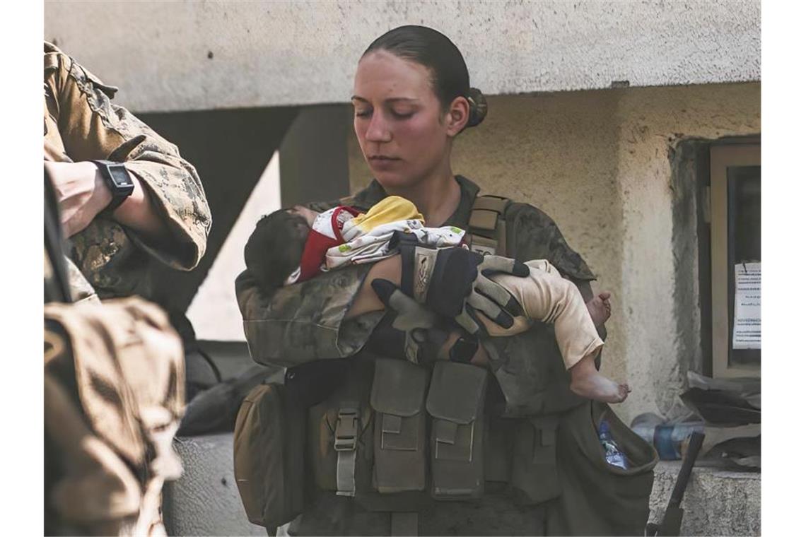 Die Unteroffizierin Nicole Gee vom US Marine Corps half kleine Kinder beruhigen. Sie starb bei dem Bombenanschlag auf den Flughafen Kabul. Foto: Sgt. Isaiah Campbell/U.S. Marine Corps via AP/dpa