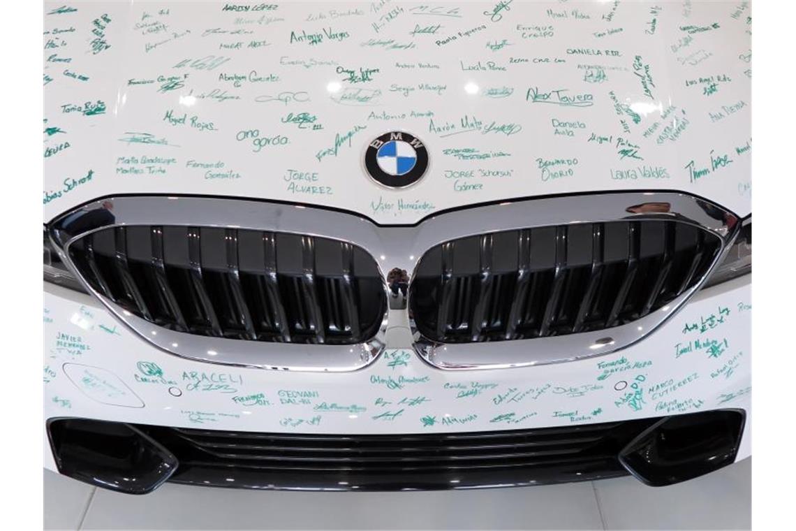 Trotz Trumps Zoll-Drohung: BMW eröffnet Werk in Mexiko Die Unterschriften von Mitarbeitern des Werks sind auf einem BMW zu sehen, der im Oktober 2018 dort vorgefertigt wurde. BMW hat sein erstes Werk in Mexiko eröffnet. Foto: Andrea Sosa Cabrios