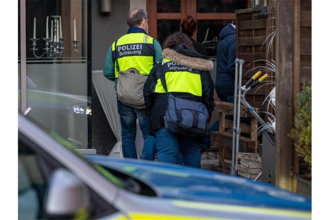 Drogen im Champagner - Ermittlungen nach Todesfall Die Untersuchungen laufen. Noch ist unklar, wie die Droge in den Champagner kam. Foto: Armin Weigel/dpa
