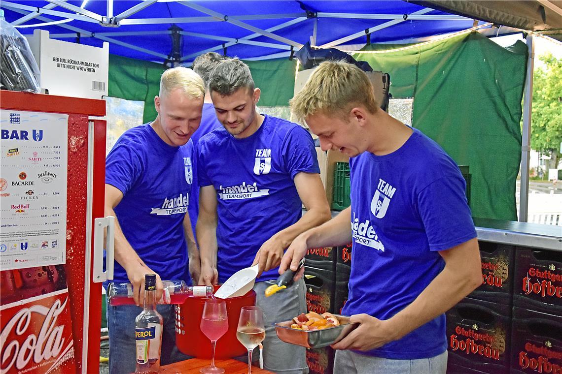Die Unterweissacher Fußballer beim Anrichten kühler Getränke am Stand des SVU. 