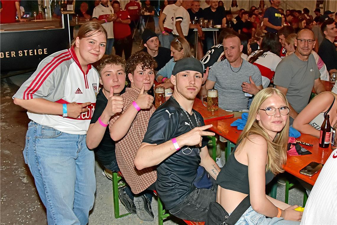 Die Unterweissacherin Sina Frank (links) im Robert-Pinto-VfB-Trikot aus den 90er...