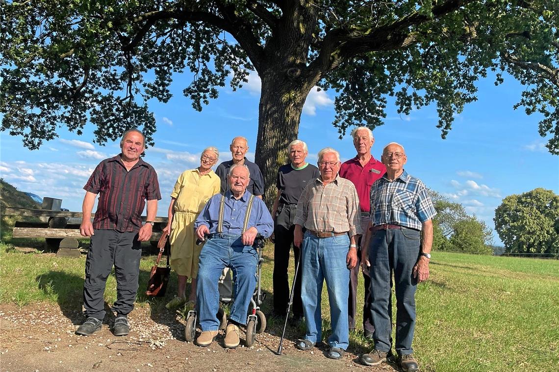 So entstand vor 50 Jahren das Ebfest in Nassach Die Urgesteine des Ebfests (von links): Manfred Schick, Gunhild und Dieter Wolf, Helmut Spörle (sitzt), Eugen Maier, Heinz Kircher, Richard Rosenberger und Horst Kircher. Es fehlt Erwin Gunser.