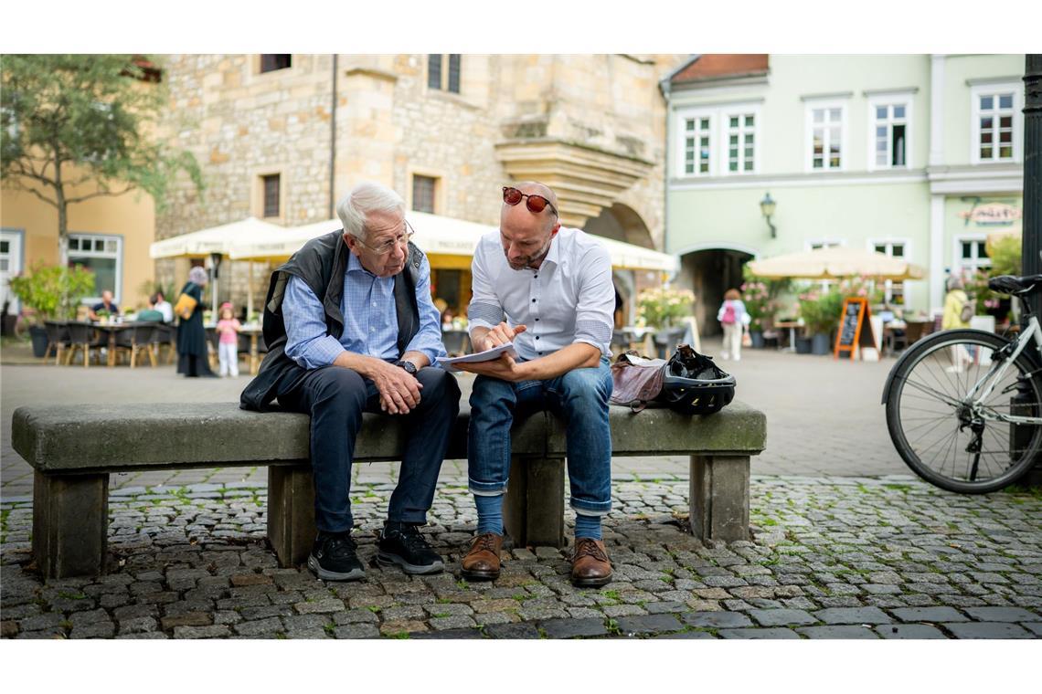 Die Urkunde war ein Zufallsfund und sorgt nun für Diskussionen - Martin Sladeczek (rechts) im Gespräch mit Karl Heinemeyer.