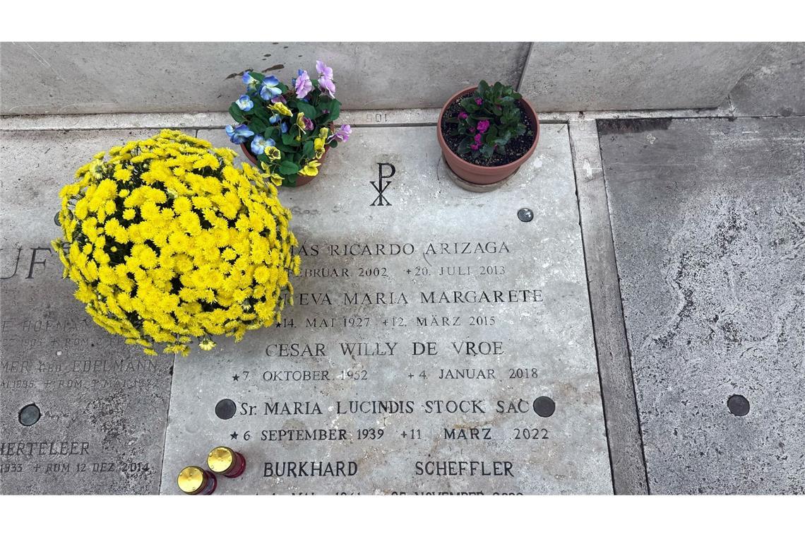 Die Urne ist auf dem Friedhof Campo Santo Teutonico bestattet.