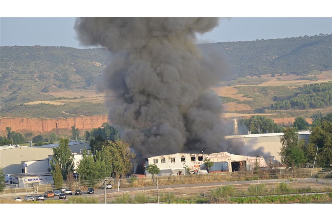 Giftwolke nach Explosionen in spanischem Batteriewerk Die Ursache des Unglücks in der Batteriefabrik war zunächst unbekannt.