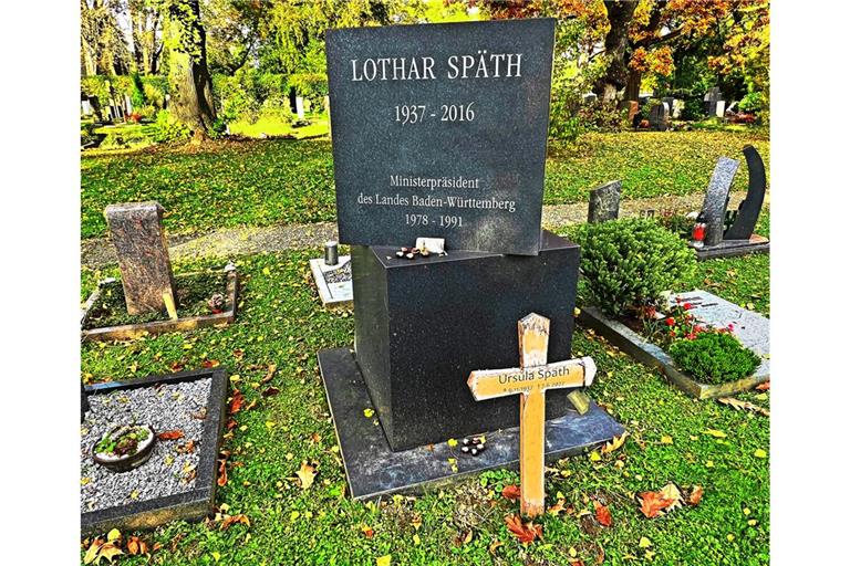 Die ursprüngliche Urnengrabstätte Späths auf dem Möhringer Friedhof wird von einem Ehrengrab auf dem Waldfriedhof abgelöst – dort wird das Denkmal um die Inschrift seiner Frau Ursula Späth ergänzt.