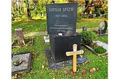 Die ursprüngliche Urnengrabstätte Späths auf dem Möhringer Friedhof wird von einem Ehrengrab auf dem Waldfriedhof abgelöst – dort wird das Denkmal um die Inschrift seiner Frau Ursula Späth ergänzt.