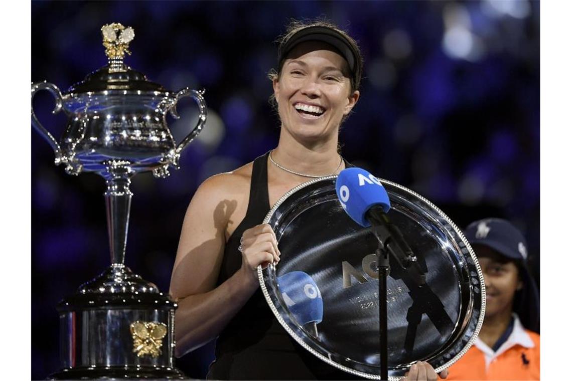 „Barty-Party“: Australien feiert Barty für Titel Die US-Amerikanerin Danielle Collins lächelt bei ihrer Rede nach dem Finale bereits wieder. Foto: Andy Brownbill/AP/dpa