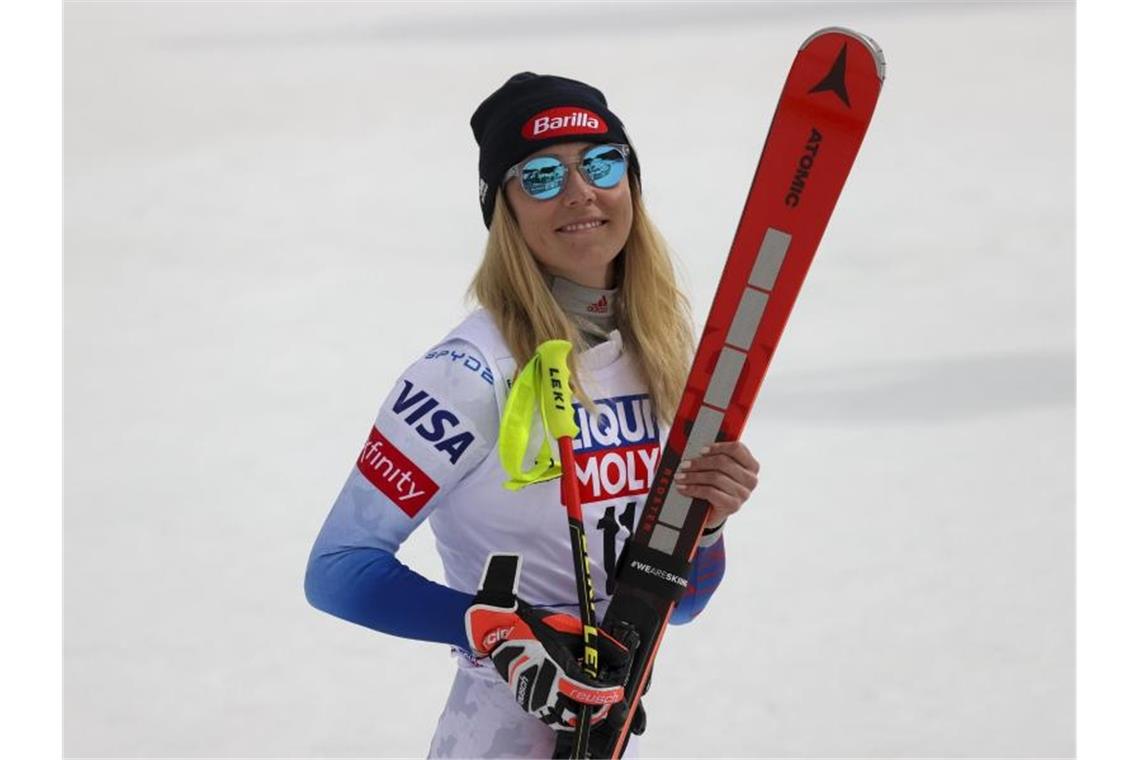 US-Skistar Shiffrin holt den Sieg im Gesamtweltcup Die US-Amerikanerin Mikaela Shiffrin feiert im Zielbereich. Foto: Alessandro Trovati/AP/dpa