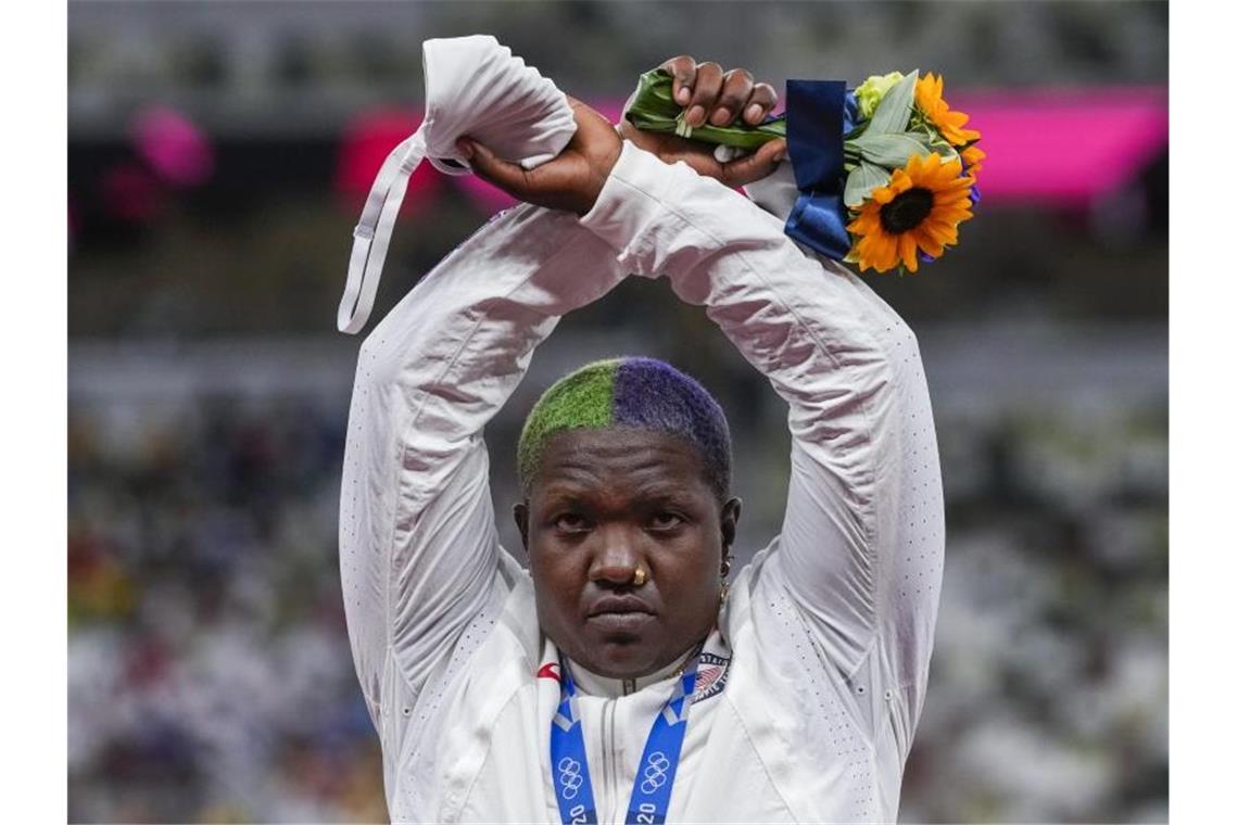 Die US-Amerikanerin Raven Saunders mit mit ihrer Silbermedaille und verschränkten Armen bei der Siegerehrung. Foto: Francisco Seco/AP/dpa