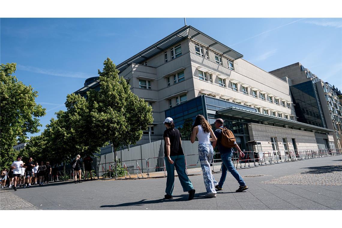 Messerattacke: US-Botschaft fordert höchstmögliches Strafmaß Die US-amerikanische Botschaft in Berlin lobt das mutige Eingreifen des 20 Jahre alten US-Bürgers. Laut Polizei soll er eingeschritten sein, als zwei Männer junge Frauen belästigten. Daraufhin wurde der 20-Jährige mit einem Messer angegriffen. (Archivbild)