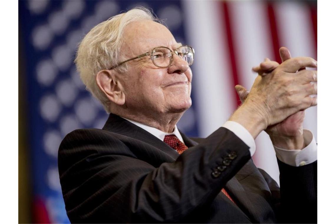 Die US-amerikanische Investoren-Legende Warren Buffett wird stolze 90 Jahre alt. Foto: picture alliance / Andrew Harnik/AP/dpa