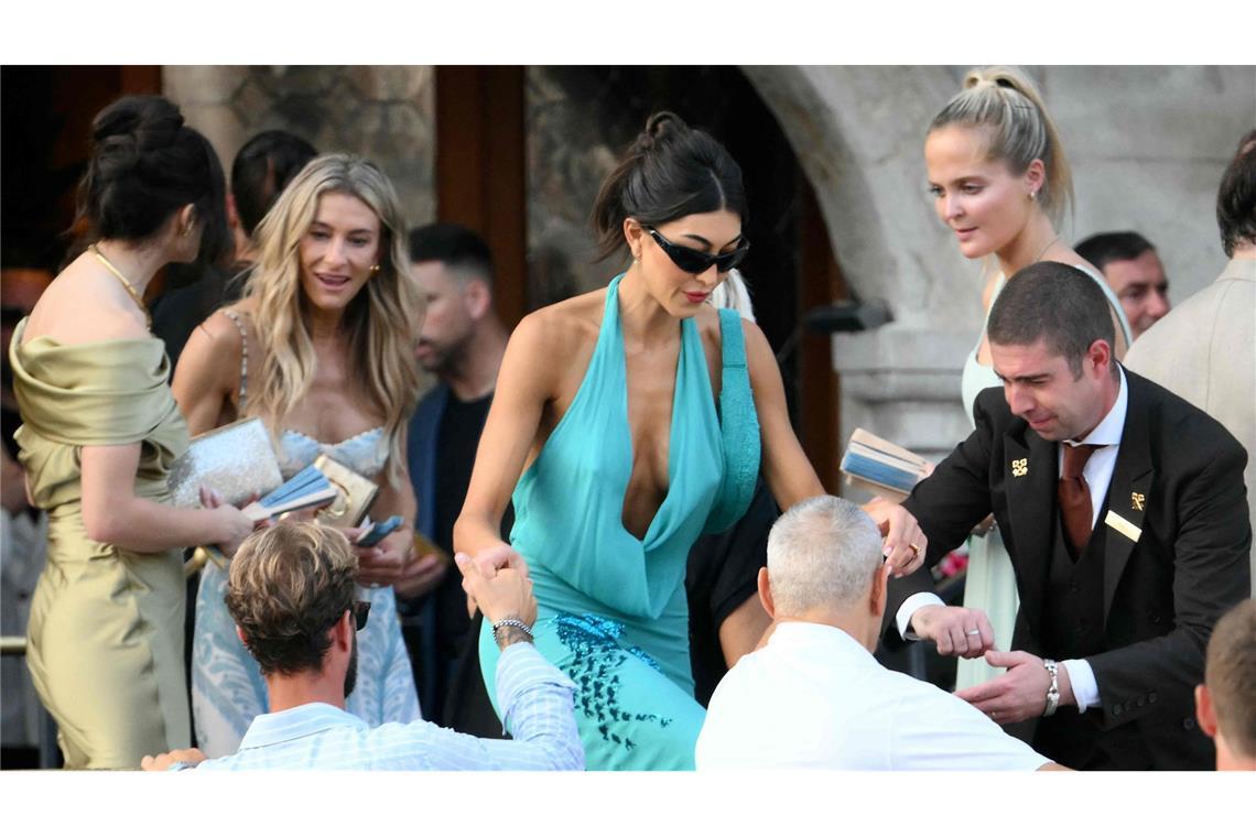 Jeff Bezos und Lauren Sánchez sagen Ja bei Vermählung der Superlative Die US-amerikanische Modedesignerin Sarah Staudinger (Mitte) beim Betreten eines Wassertaxis auf dem Weg zur Hochzeit.