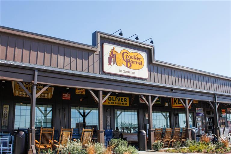 Die US-amerikanische Restaurant- und Einzelhandelskette Cracker Barrel hat ihr Logo geändert. Hier ist noch das alte Design zu sehen.