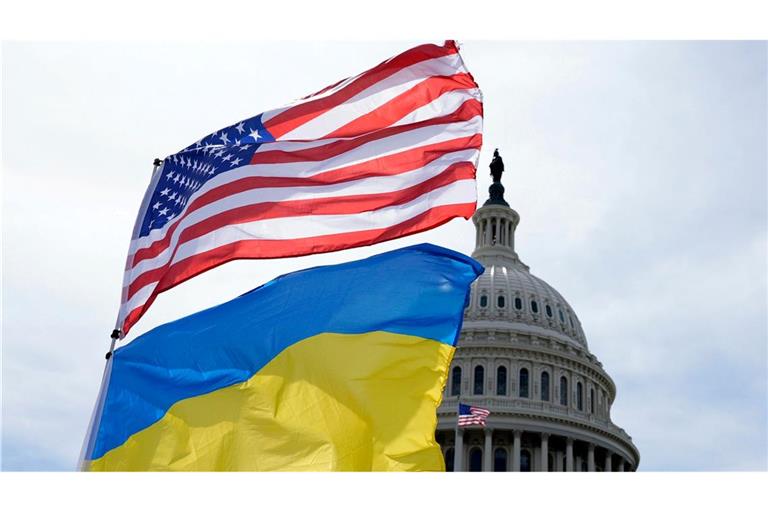 Die US-amerikanische und die ukrainische Flagge wehen vor dem Kapitol in Washington im Wind. Das Pentagon will Kiew bei der Luftverteidigung unterstützen und auch Artilleriemunition liefern.
