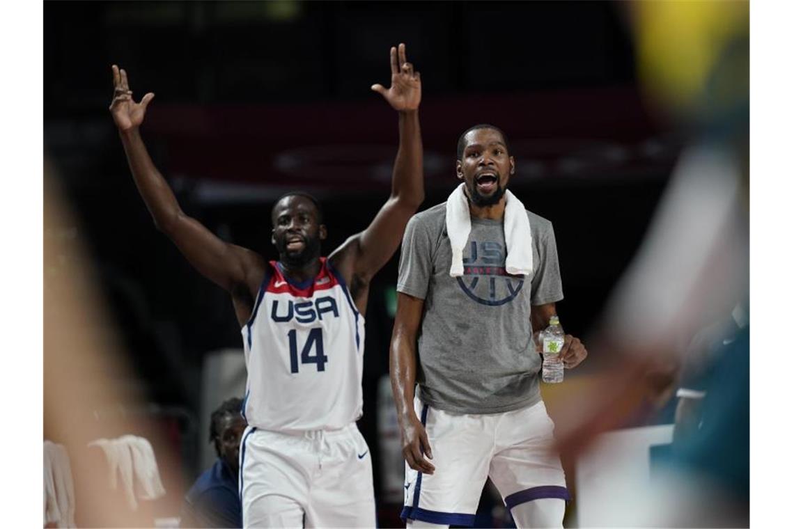 Die US-Basketballer um Kevin Durant (r) und Draymond Green stehen im Finale. Foto: Eric Gay/AP/dpa