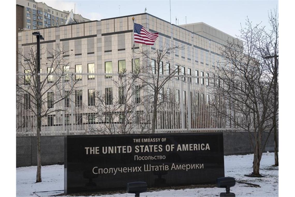 USA verlegen Botschaftsgeschäfte von Kiew nach Lwiw Die US-Botschaft in der Hauptstadt der Ukraine. Foto: Andrew Kravchenko/AP/dpa