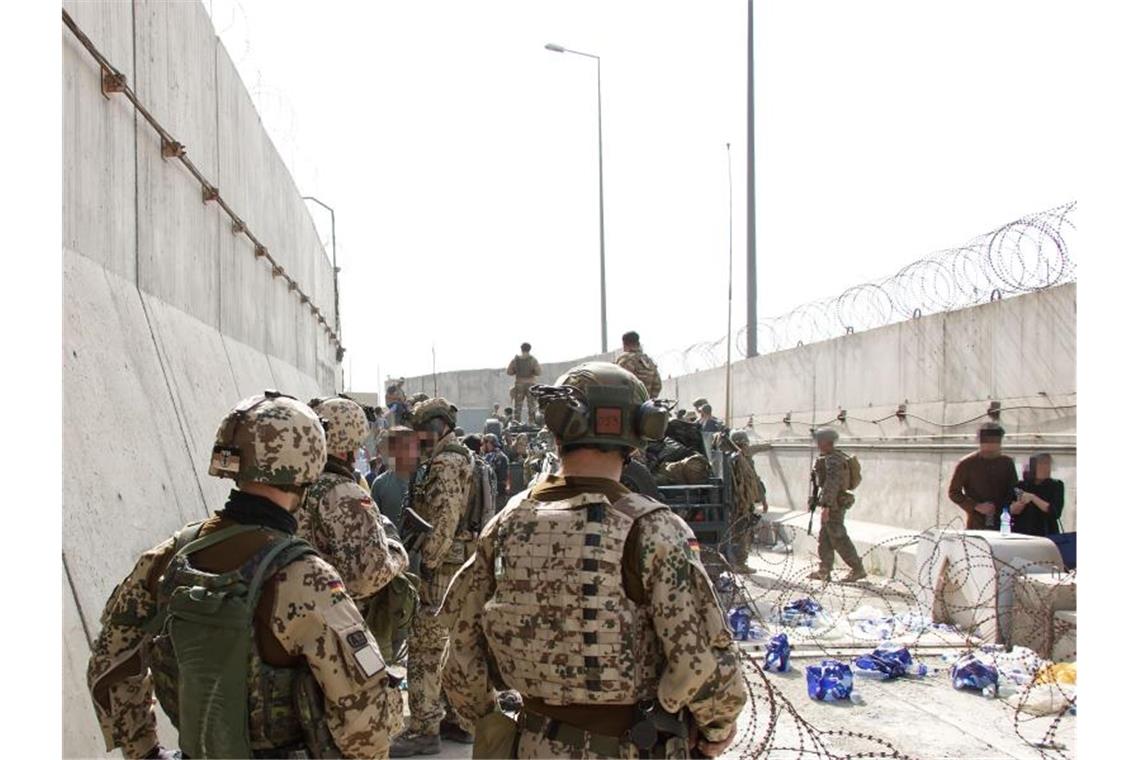 Die US-Botschaft warnte, es gebe eine Gefahrenlage an den Toren des Flughafens Kabul. Foto: Stfw Schueller/Bundeswehr/dpa