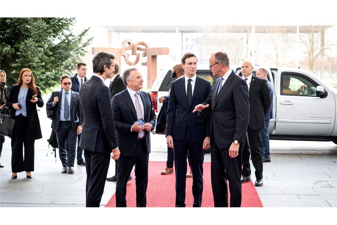 Die US-Delegation traf am Vormittag in einem Berliner Hotel ein. Später ging es dann zum Kanzleramt.
