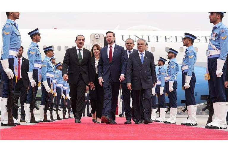 Die US-Delegation um JD Vance landete auf einem Luftwaffenstützpunkt nahe der Hauptstadt Islamabad.