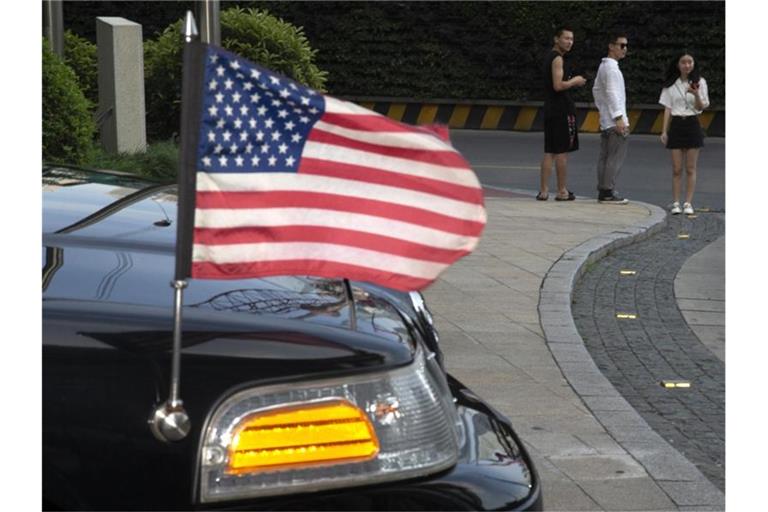 Die US-Delegation um Steven Mnuchin und Robert Lighthizer sind in Shanghai eingetroffen. Foto: Ng Han Guan/AP