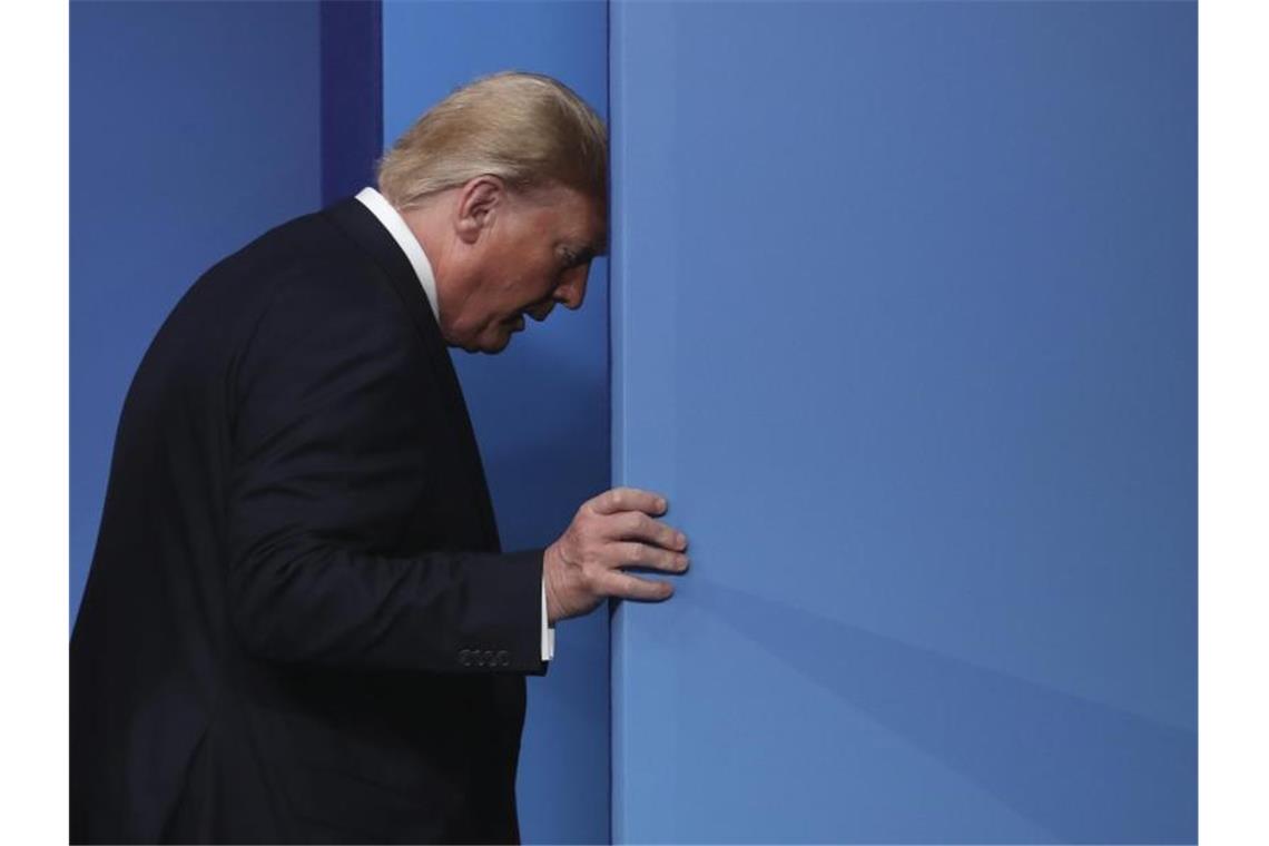 Rechtsprofessoren: Impeachment wäre gerechtfertigt Die US-Demokraten beschuldigen Trump, seinen ukrainischen Amtskollegen unter Druck gesetzt zu haben. Foto: Francisco Seco/AP/dpa