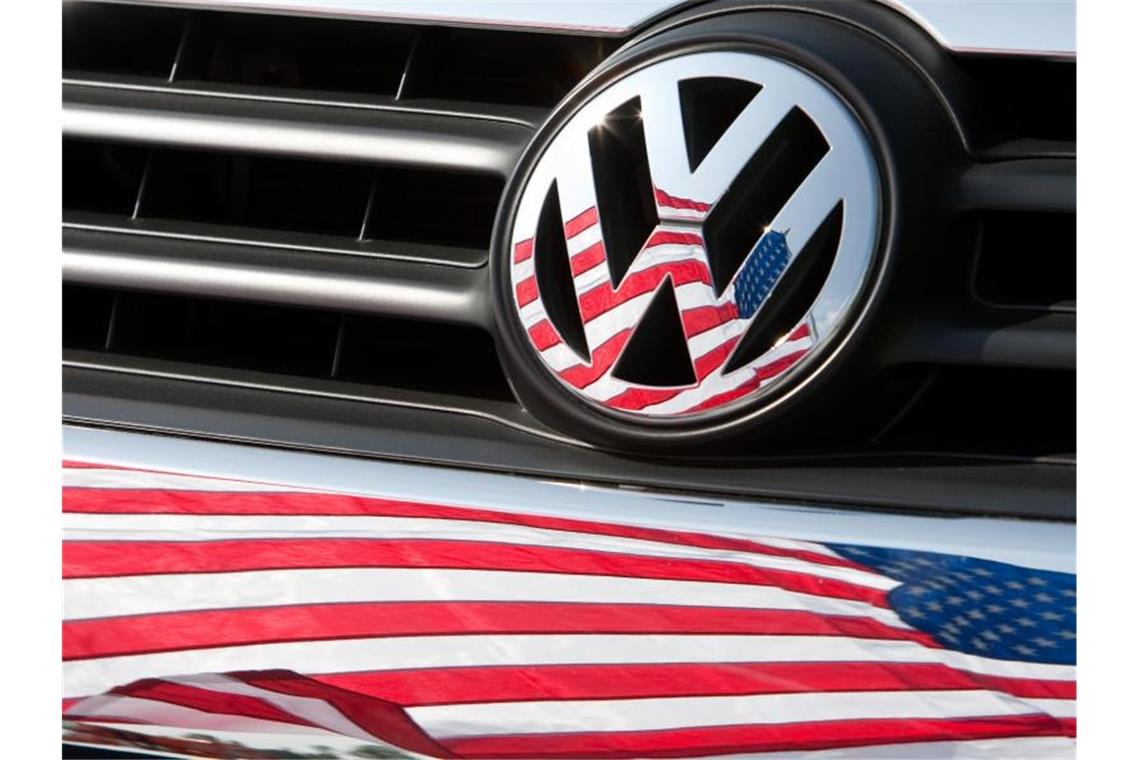 Krise bremst US-Automarkt aus - auch Volkswagen im Minus Die US-Fahne spiegelt sich in Logo und Kühlergrill eines VW. Foto: Friso Gentsch/dpa