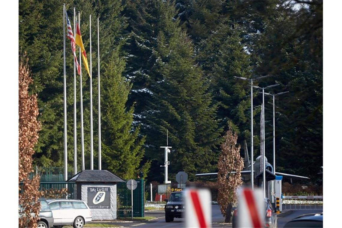 Die US-Flagge weht vor dem Haupteingang des Bundeswehr-Fliegerhorsts in Büchel (Rheinland-Pfalz). (Archivbild). Foto: Thomas Frey/dpa