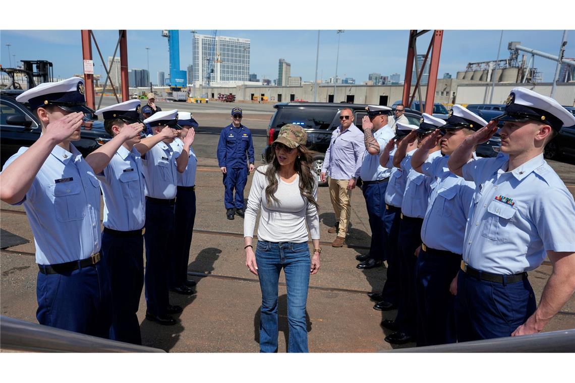 Die US-Küstenwache untersteht dem Heimatschutzministerium unter Führung von Kristi Noem. (Archivbild)