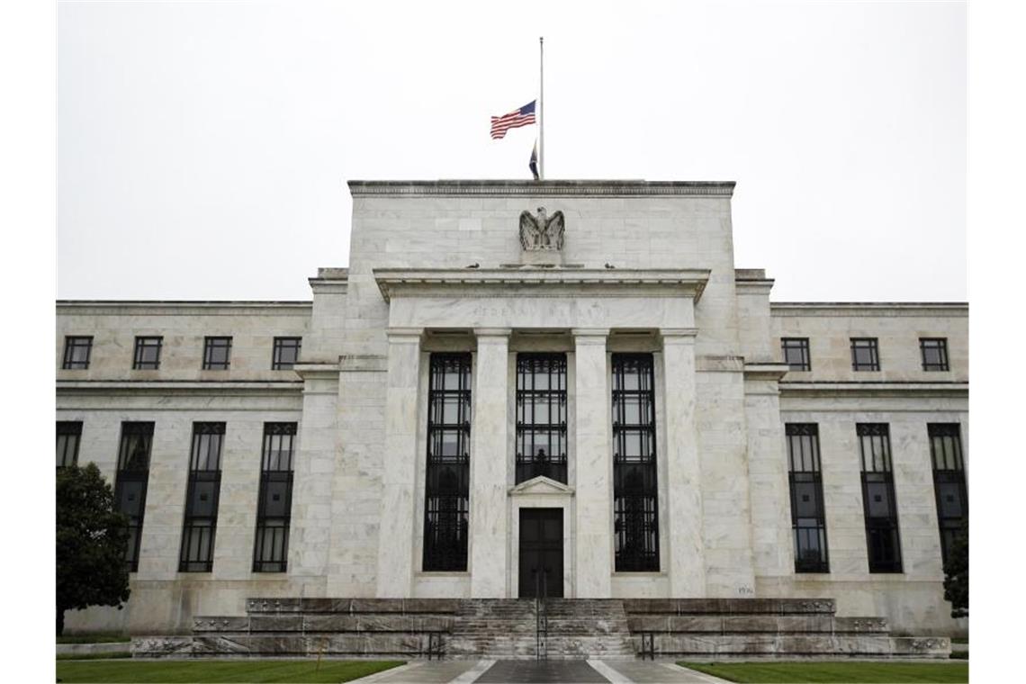 Die US-Notenbank Federal Reserve in Washington. Die Fed hält an ihrer ultralockeren Geldpolitik fest. Foto: Patrick Semansky/AP/dpa