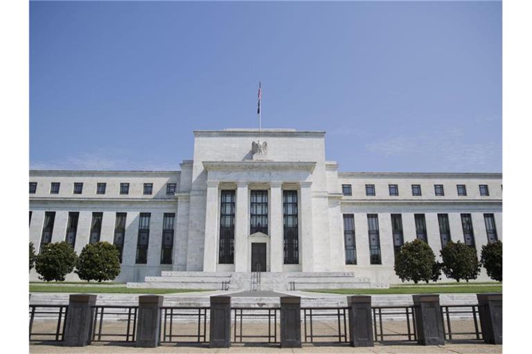 Die US-Notenbank senkt wegen des Coronavirus überraschend den Leitzins. Foto: Pablo Martinez Monsivais/AP/dpa