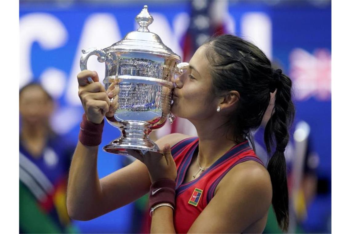 Die US-Open-Trophäe ist Emma Raducanu einen Kuss wert. Foto: Seth Wenig/AP/dpa