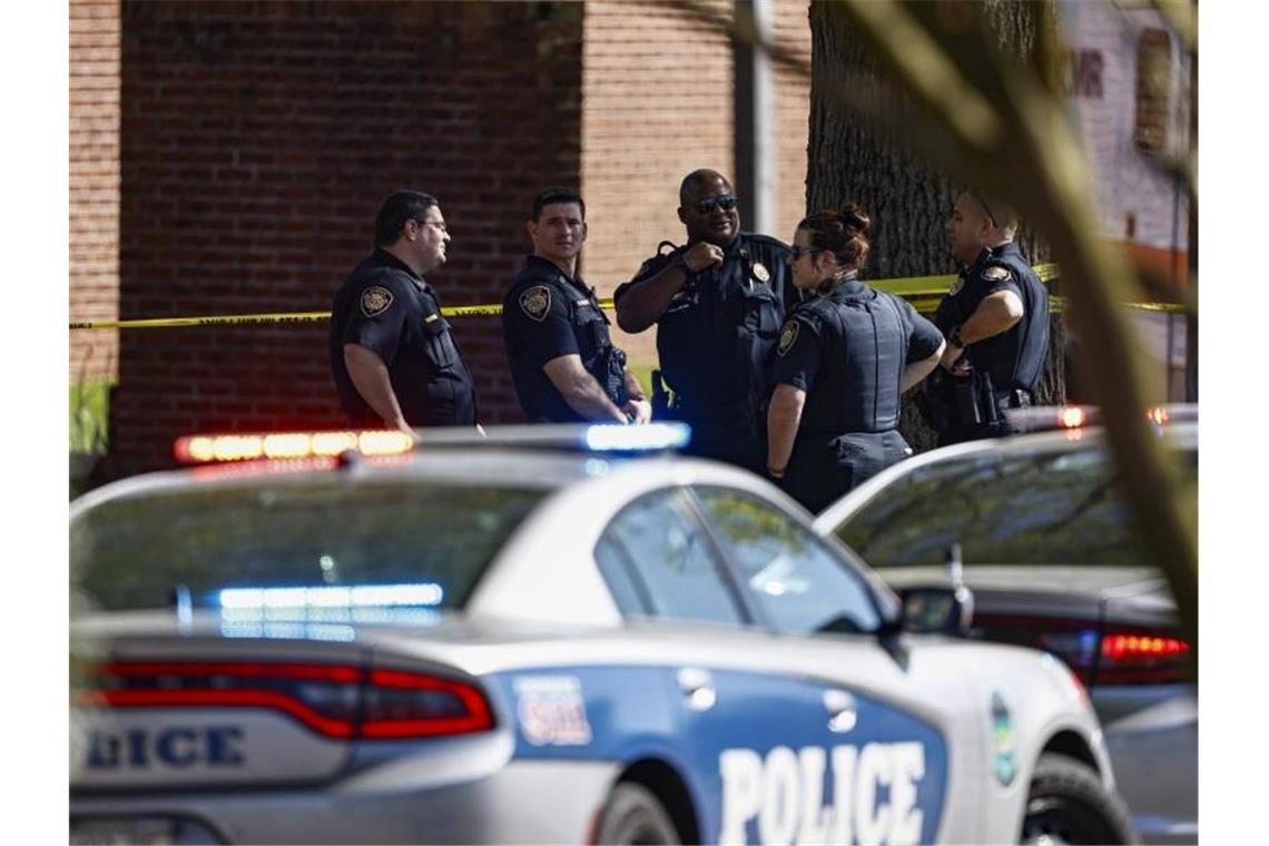 Toter bei Schüssen an Schule im US-Bundesstaat Tennessee Die US-Polizei von Knoxville sichert den Tatort ab. An einer Schule hat es Schüsse gegeben. Foto: Wade Payne/AP/dpa