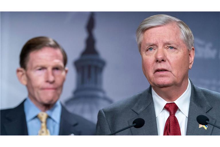 Die US-Senatoren Lindsey Graham (r) und Richard Blumenthal meldeten sich nach Bekanntgabe der Waffenruhe auf X zu Wort (Archivbild).