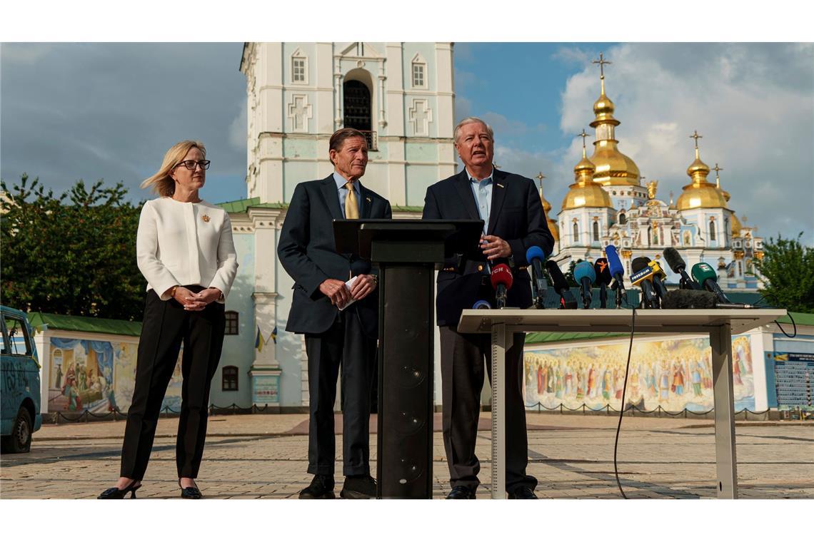 Kiew hadert mit Treffen und Moskaus Bedingung für Waffenruhe Die US-Senatoren LIndsey Graham und Richard Blumenthal haben in Kiew auch den ukrainischen Präsidenten Wolodymyr Selenskyj zu Gesprächen getroffen.