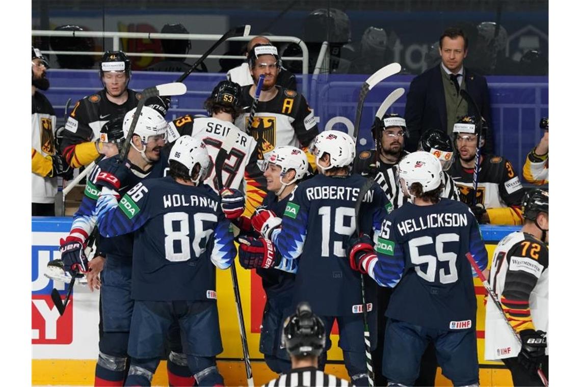 Tränen statt Medaille: Starke WM endet mit Lehrstunde Die US-Spieler freuen sich vor der deutschen Bank über das Tor von Christian Wolanin (verdeckt). Foto: Roman Koksarov/dpa