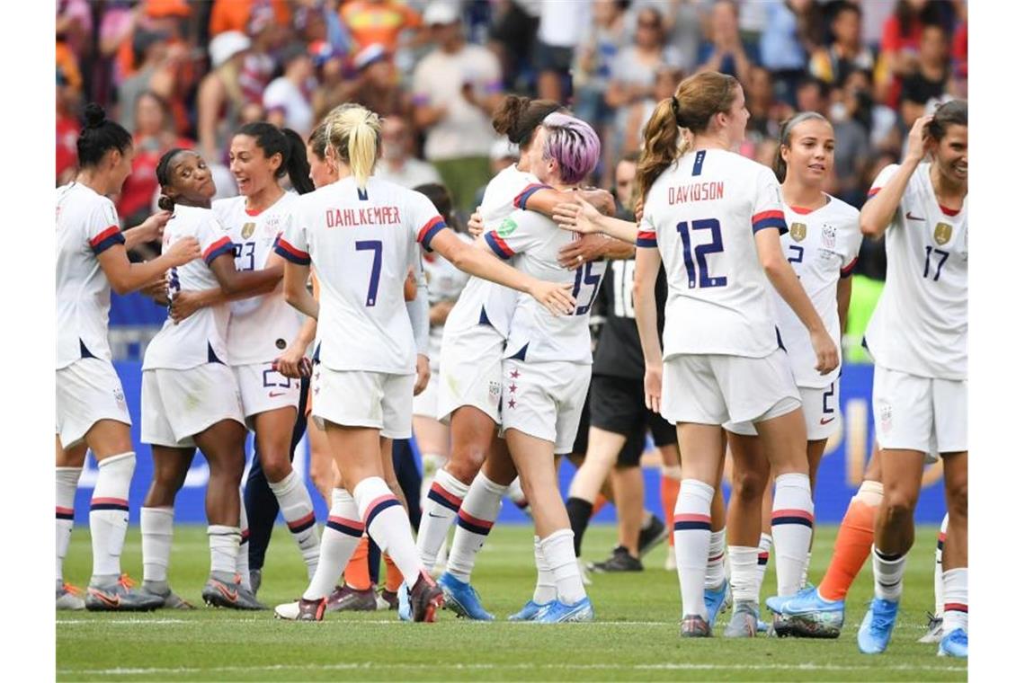 Rapinoe führt US-Frauen zum vierten WM-Titel Die US-Spielerinnen, darunter Abby Dahlkemper (4.v.l.), Megan Rapinoe (M), Tierna Davidson (3.v.r.), Mallory Pugh (2.v.r.) und Tobin Heath feiern kurz nach Spielende. Foto: Sebastian Gollnow