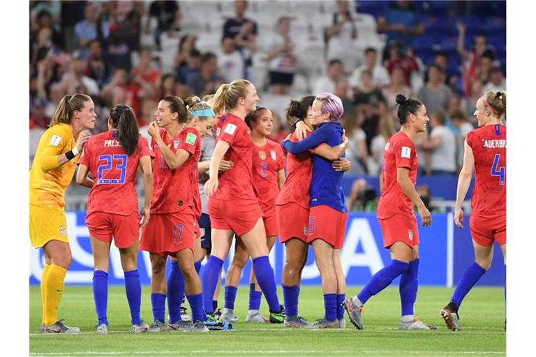 Die US-Spielerinnen feiern ihren Sieg über England. Foto: Sebastian Gollnow