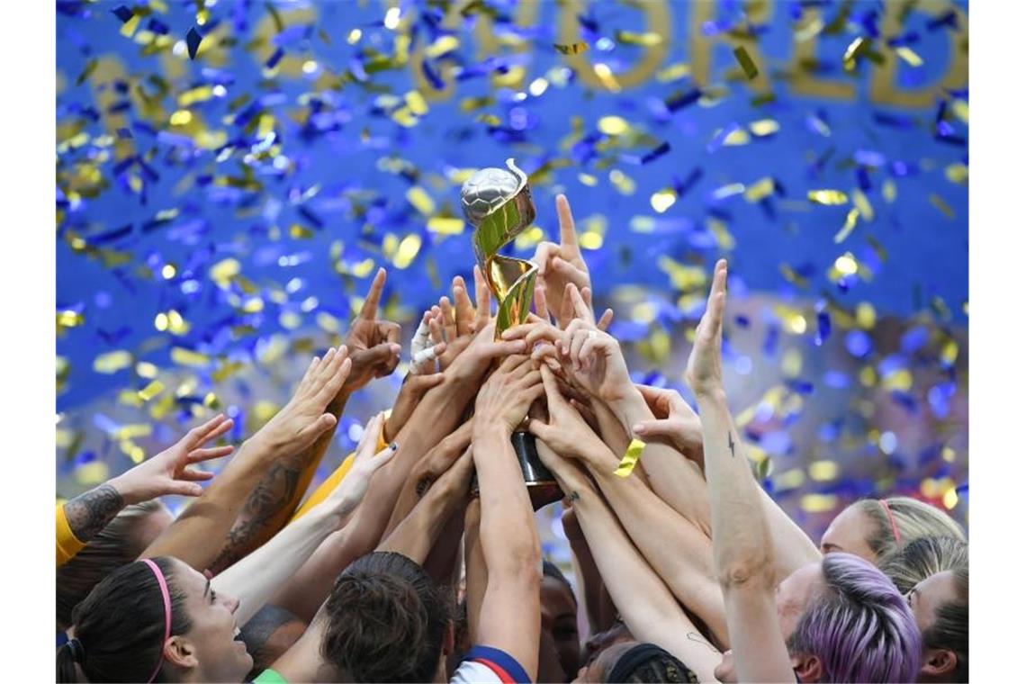 Die US-Spielerinnen feiern ihren Sieg und halten gemeinsam den WM-Pokal nach oben. Foto: Sebastian Gollnow