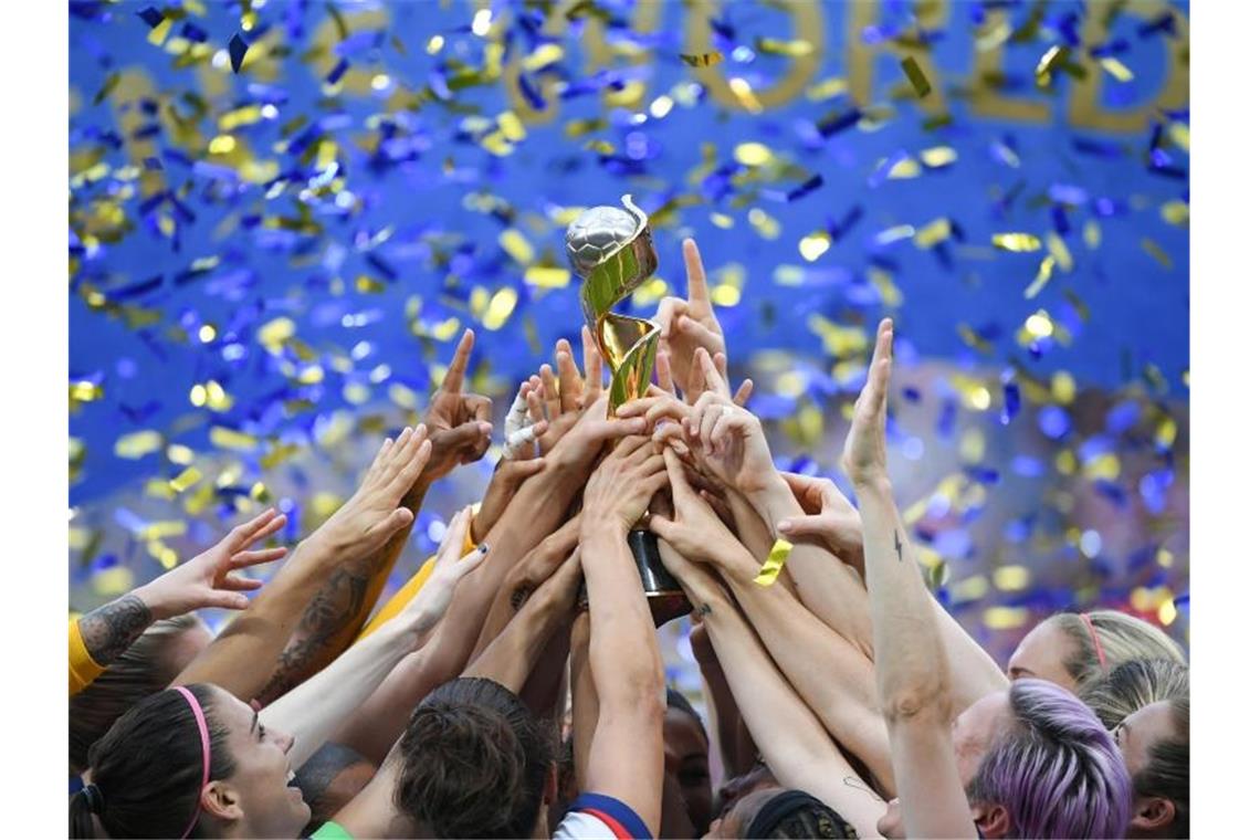 WM-Bilanz 2019: Zahlen und Fakten zum Turnier in Frankreich Die US-Spielerinnen feiern ihren Sieg und halten gemeinsam den WM-Pokal nach oben. Foto: Sebastian Gollnow
